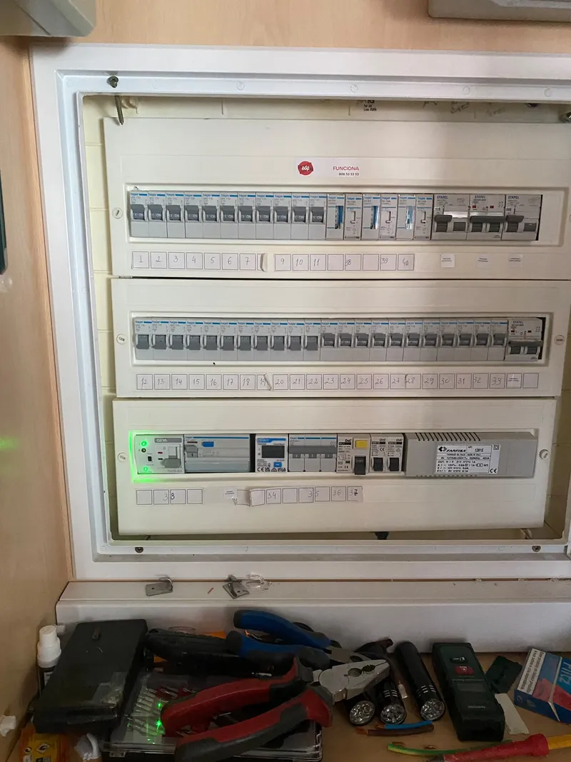 Quadro elétrico montado em obra, com as ferramentas do instalador ao lado